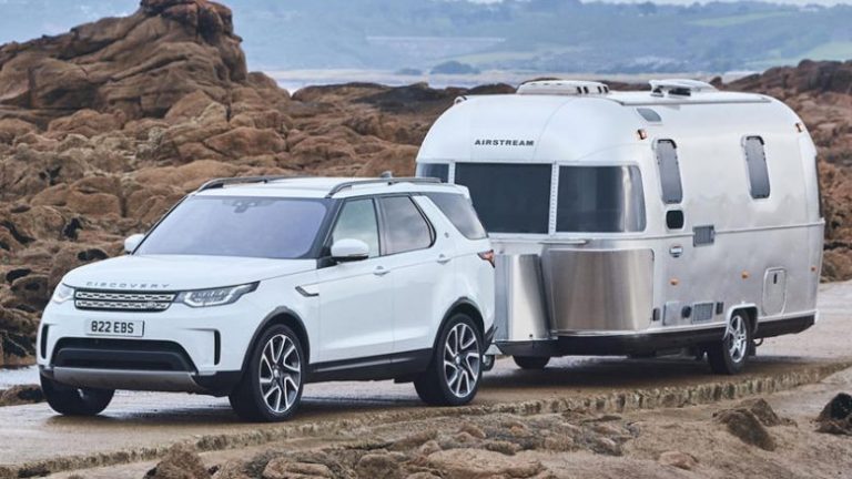 Land Rover tregon se si Discovery mund të vozitet vet së prapthi edhe nëse ka të kapur një rimorkio