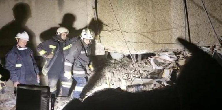 Durrës, një burrë nxirret i gjallë nga rrënojat