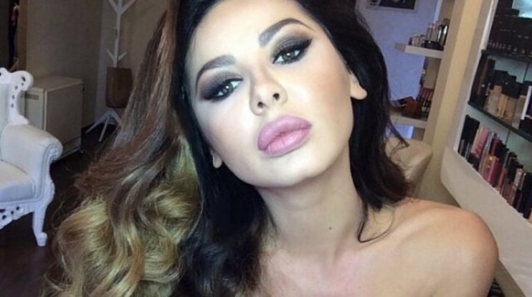 Aurela Hoxha ngre fustanin e shkurtër para pasqyrës