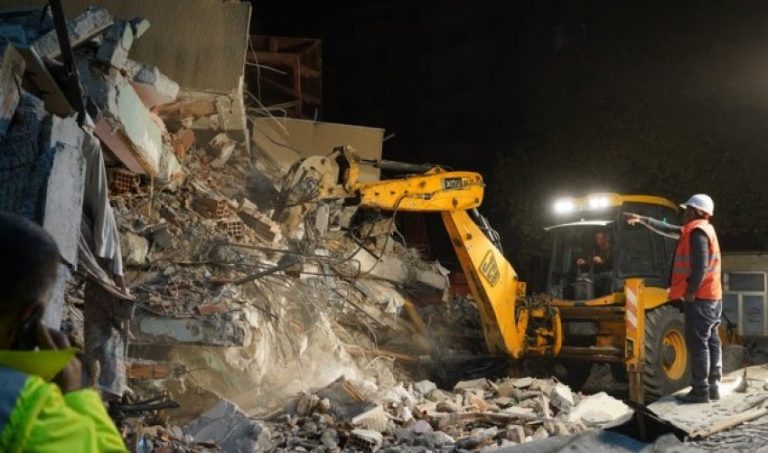 Tërmeti në Shqipëri, deri tani janë shënuar 32 viktima e 657 të lënduar, vijojnë kërkimet