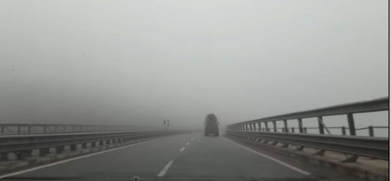 Nëse ia keni mësyrë Shqipërisë bëni kujdes, Rruga e Kombit është mbuluar nga mjegulla