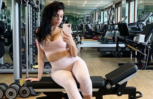 E dashura e Ronaldos, Georgina, thekson linjat trupore nga palestra