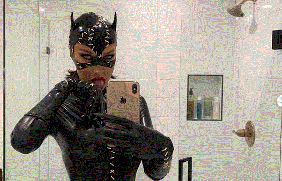 Bella Hadid një ‘macë e zezë’ dhe joshëse për Halloween