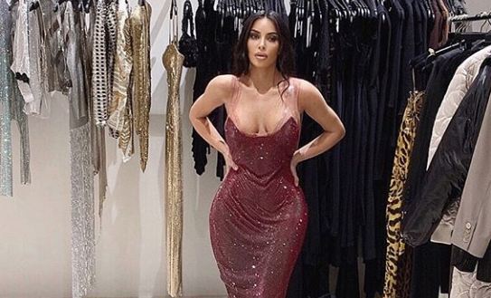 Kim Kardashian në fustan të gjatë, duket e ‘zjarrtë’