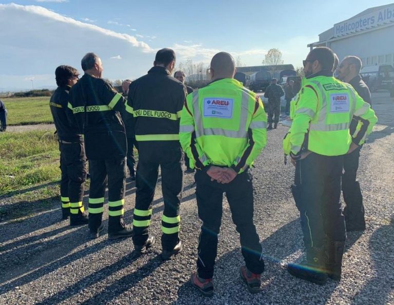 Italianët arrijnë në Shqipëri, për t’i ndalë në ndihmë pas tërmeteve