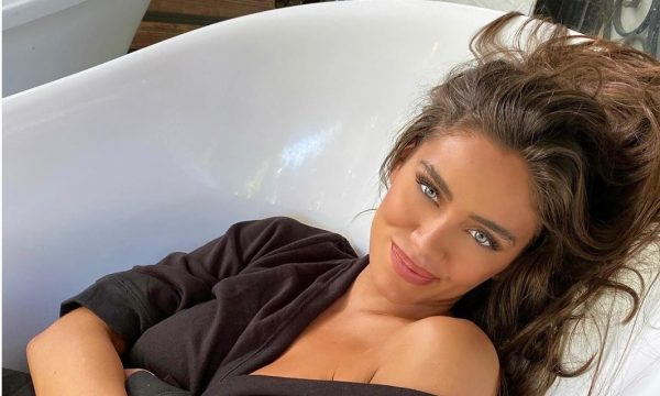 E tepron Lorena, e tregon gati tërë gjoksin