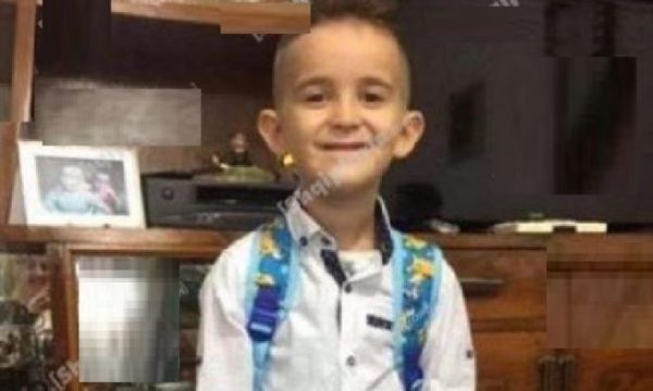 U nxor para se pallati të shembej, 7-vjeçari humb kontaktet me familjet: Prej orësh nëna e plagosur në kërkim të djalit
