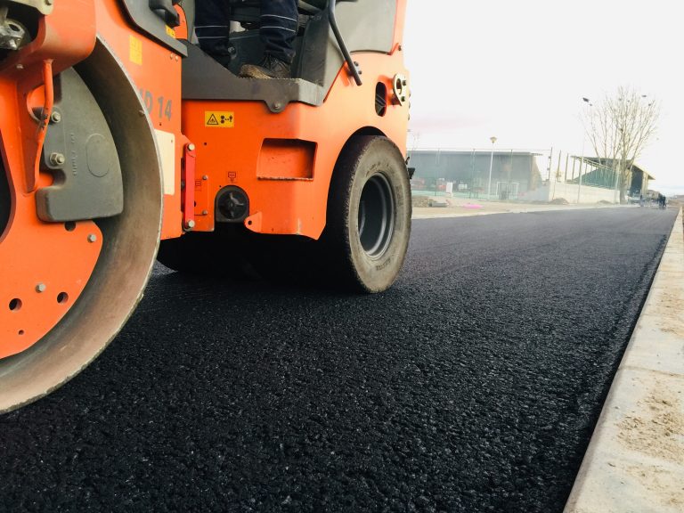 Asfaltohet rruga rreth stadionit të qytetit në Lipjan