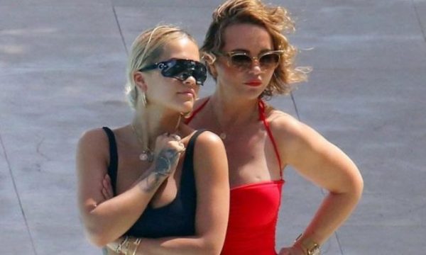 Nëna e Rita Orës çmend ndjekësit, pozon me bikine