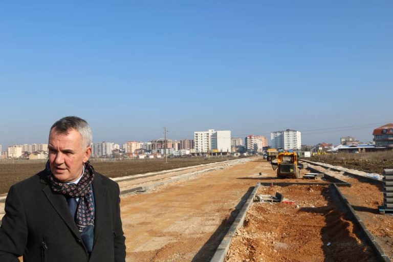 Ahmeti në teren, inspekton punimet tek shtigjjet e ecjes dhe shtigjeve të bicikletave në qytetin e Lipjanit