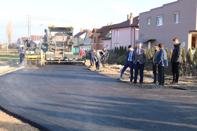 Asfaltohet rruga rreth shtratit të lumit Janjevka në Lipjan