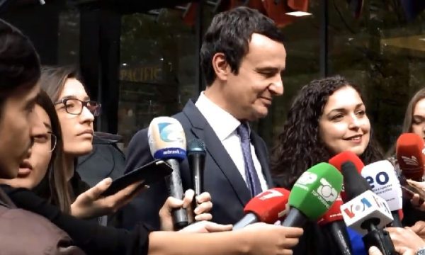 Krerët e shtetit vendosin kurorë lulesh te busti i senatorit Bob Dole