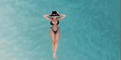 Demi Rose super joshëse në videon në bikini, uron festat
