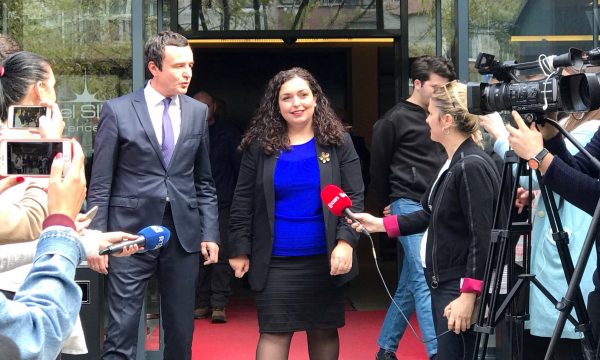 Krerët e shtetit sot bëjnë homazhe të busti i Bob Dole