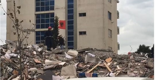 Pronari dyshon se ka ende trupa nën rrënoja, sot rinisin kërkimet te ‘Mira Mare’ në Durrës