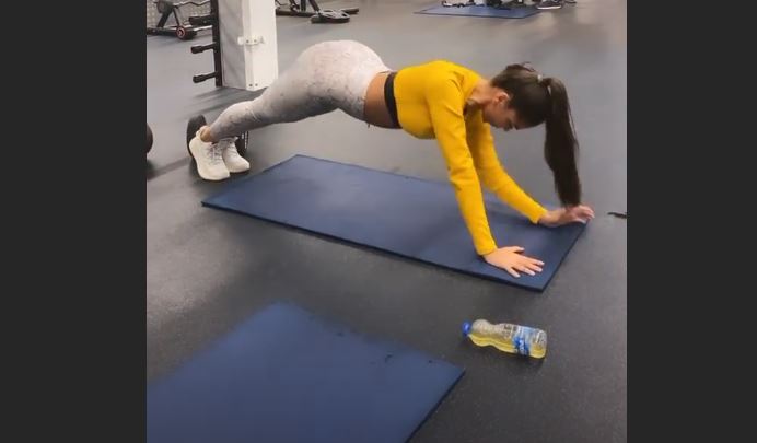Aktorja dhe moderatorja shqiptare, ekspozon linjat trupore nga palestra