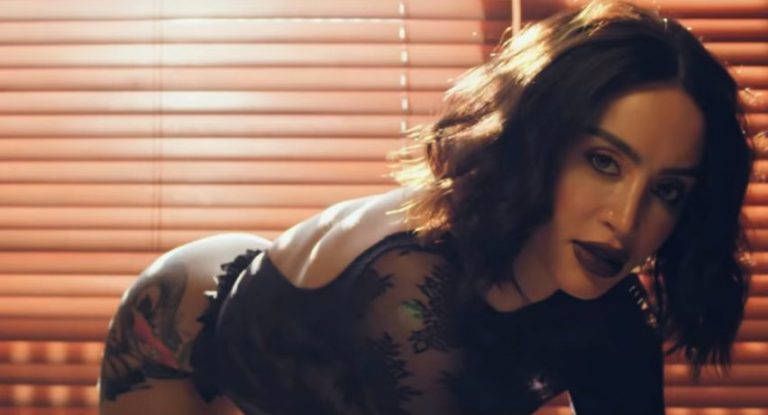 Dafina ‘i shpërblen’ fansat në koncert, nuk heziton të bëj ‘twerk’ para tyre