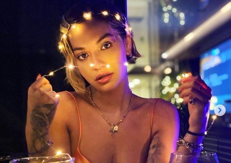 Rita Ora “drita” më e bukur e Krishtlindjeve