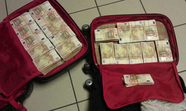 Shqiptarit i “fluturojnë” paratë nga çanta, policët e aeroportit habiten me shumën