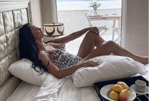 Një mëngjes si ky, Genta Ismajli e rrethuar me trëndafila dhe balona