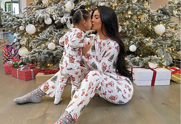 Kylie Jenner pranë të bijës, shkëlqejnë në prag të festave