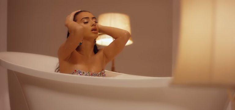 Gjashtë foto seksi nga klipi i ri i Melindës