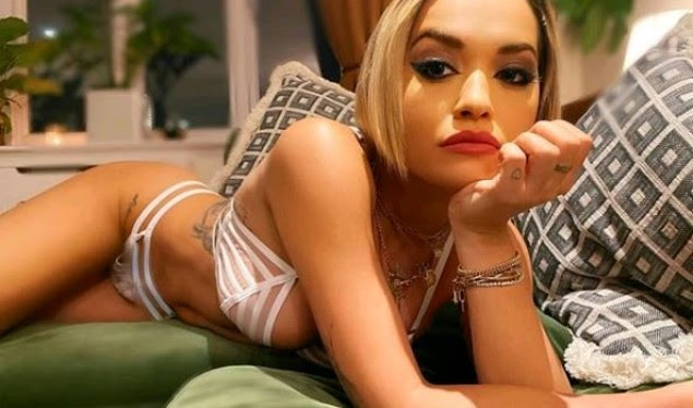 Rita Ora “godet” me një fotografi provokuese për fundvit