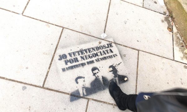 Grafitet “Jo vetëvendosje por Negociata, Mashtrues dhe Nënshtrues” në Lipjan, Policia nis hetimet