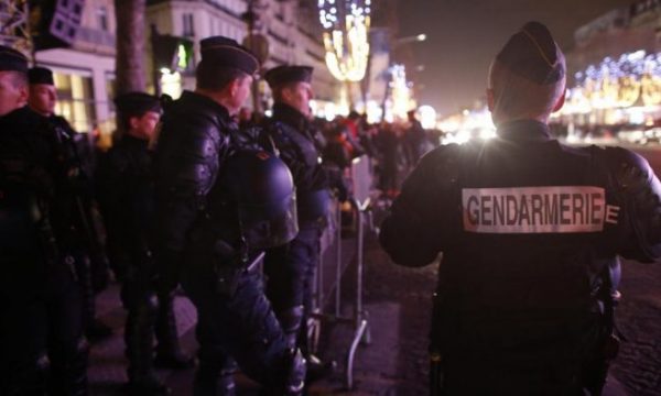 Franca mobilizon 100 mijë policë për natën e Vitit të Ri