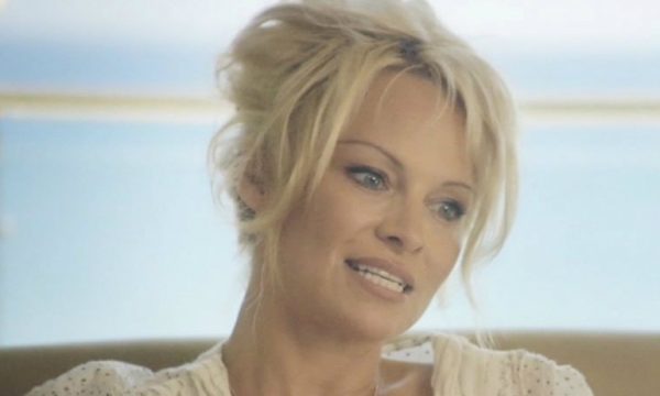Pamela Anderson zhvishet tërësisht