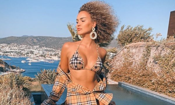Xhakarta me dekolte të hapur uron Krishtlindjet