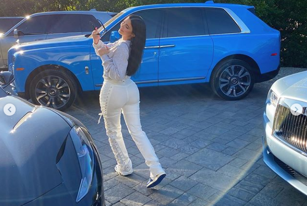 Kylie Jenner poza në oborrin e shtëpisë, pranë makinave luksoze