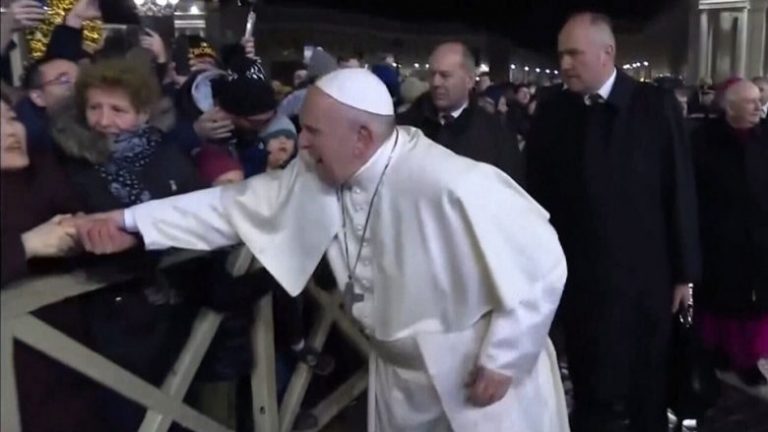 Gruaja ia kap dorën dhe nuk e lëshon, Papa Françesku humb durimin