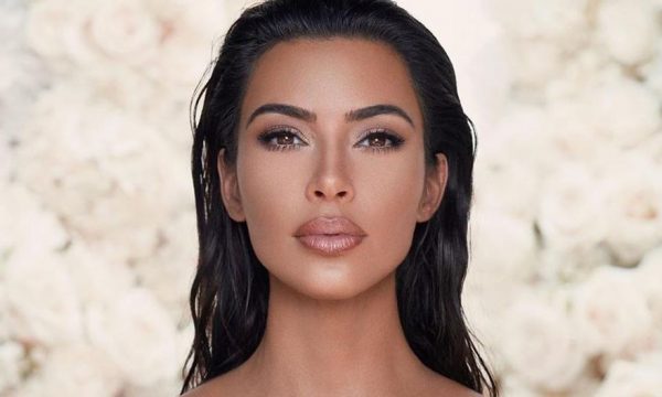 Kim Kardashian shëtitet në qytet pa pikë grimi