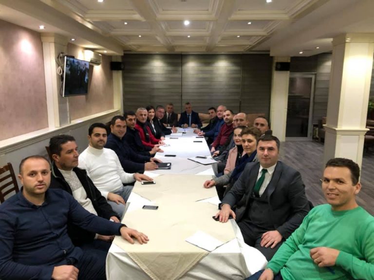 Kryetari Imri Ahmeti diskuton me Kryesinë e Degë së LDK-së në Lipjan