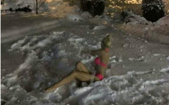 Diellza Kolgeci “sfidon” temperaturat minus, me bikini del në borë