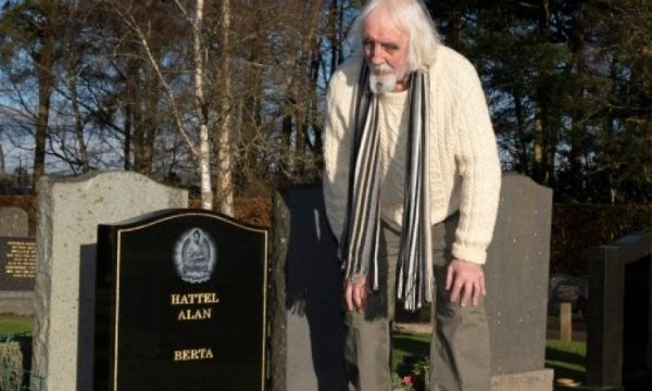 Burri gjen emrin e vet në një gurë varri – tregon se në kë dyshon se bëri një gjë të tillë