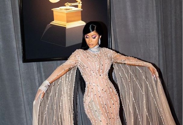 Cardi B zhgënjen fansat me pamjen pa grim dhe flokët natyrale
