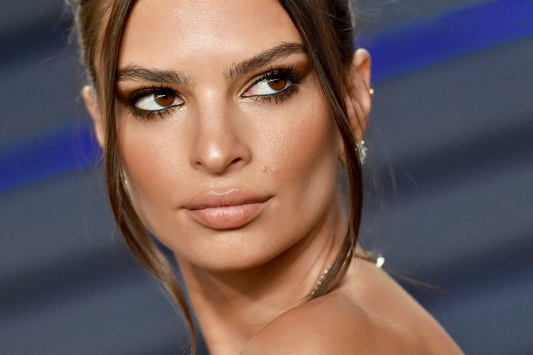 Emily Ratajkowski publikon fotografi atraktive në bikini: Më mungon verë