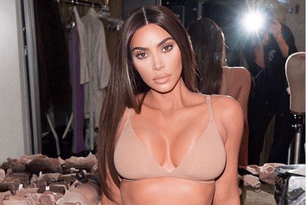 Kim Kardashian një nënë e përkushtuar, argëtohet me lojërat e fëmijëve