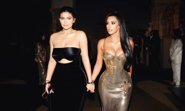 Kylie ia kalon Kimit, bëhet mbretëresha e re e klanit Kardashian-Jenner