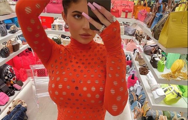 Këtë detaj në këmbën e Kylie Jenner nuk duhet ta humbisni