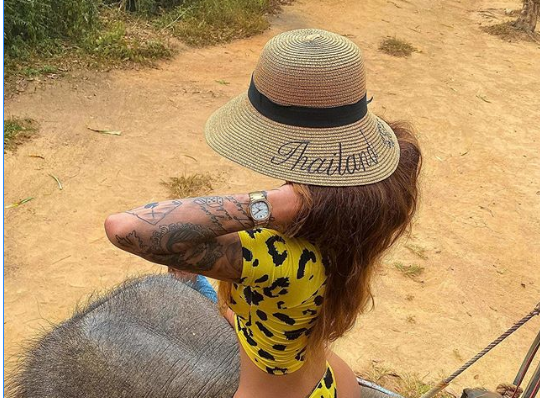 Morena tani me pozë joshëse edhe në elefant