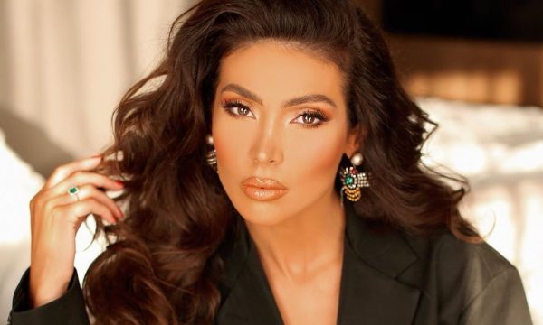 Nora Istrefi elegante, pozon me fustan të ngushtë me dekolte të hapur