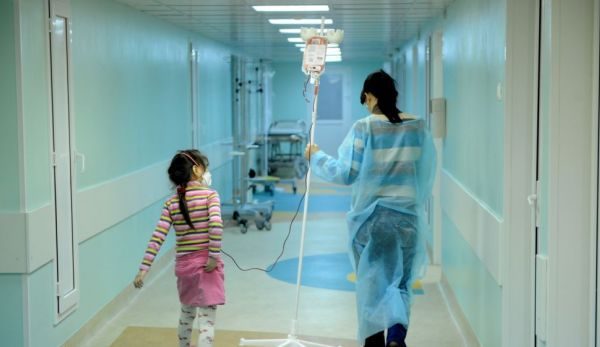 Një fëmijë në gjendje të rëndë nga gripi në Kosovë