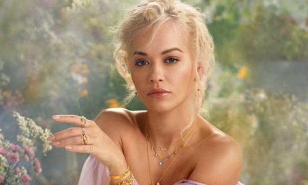 Rita Ora provokon me dekoltenë e hapur, ‘harron’ të vesh sytjena