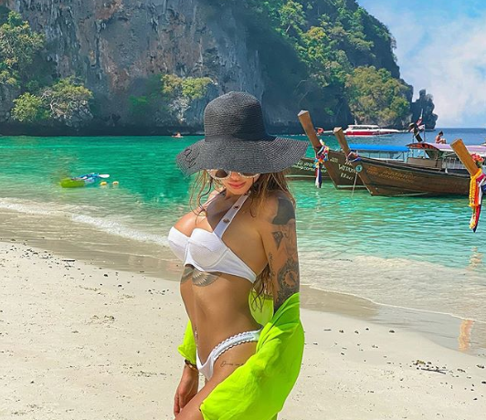 Morena arrin 1 milion ndjekës në Instagram, i falënderon me foton e nxehtë nga Tajlanda