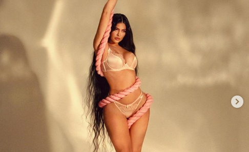 Kylie Jenner, realizon fotosesion në të brendshme, tregon linjat perfekte
