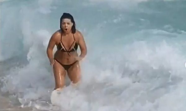 ‘E çaj dallgën me kokë’, Aurela Gaçe me video epike nga pushimet