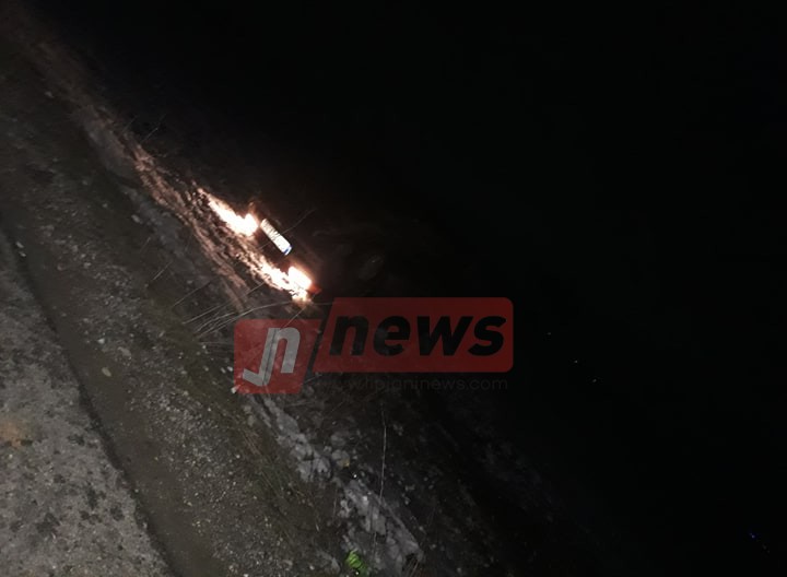 Rroklliset një veturë në rrugën Kraishtë-Lipjan